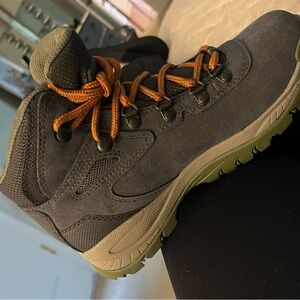 Columbia Newton Ridge Hiking Boots NWT